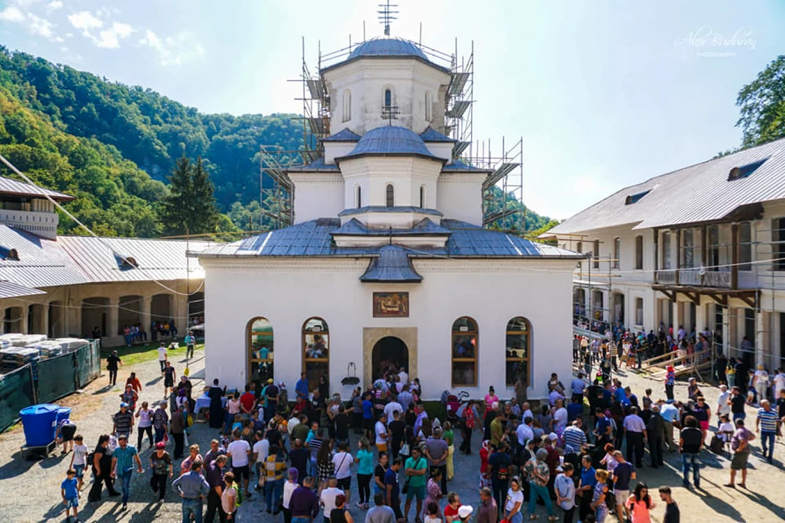 Curtea Mănăstirii Tismana s-a umplut de credincioşi                        Foto: facebook.com/ManastireaTismana
