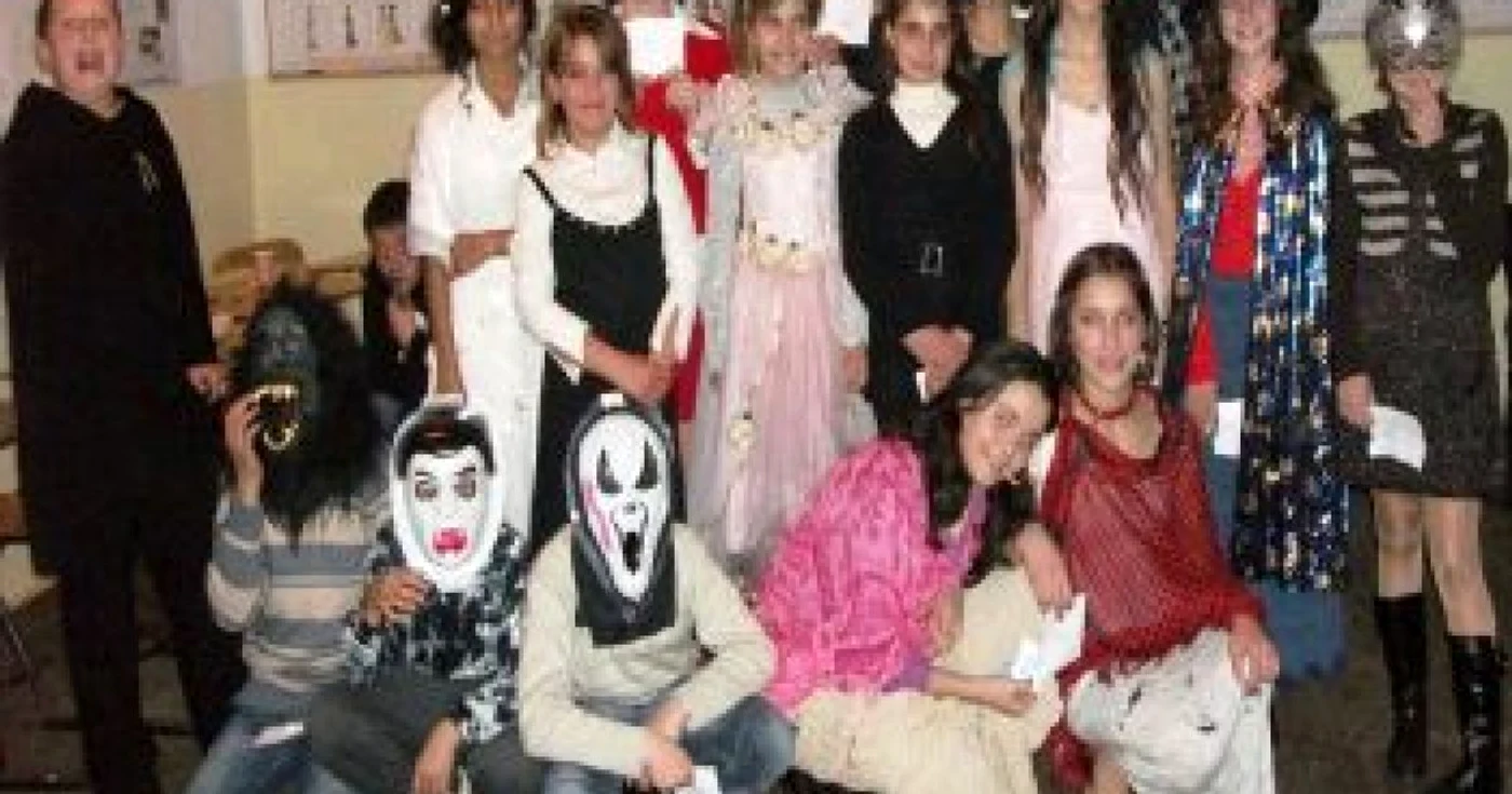 De Halloween-ul românesc, elevii s-au transformat în fel şi fel de personaje 