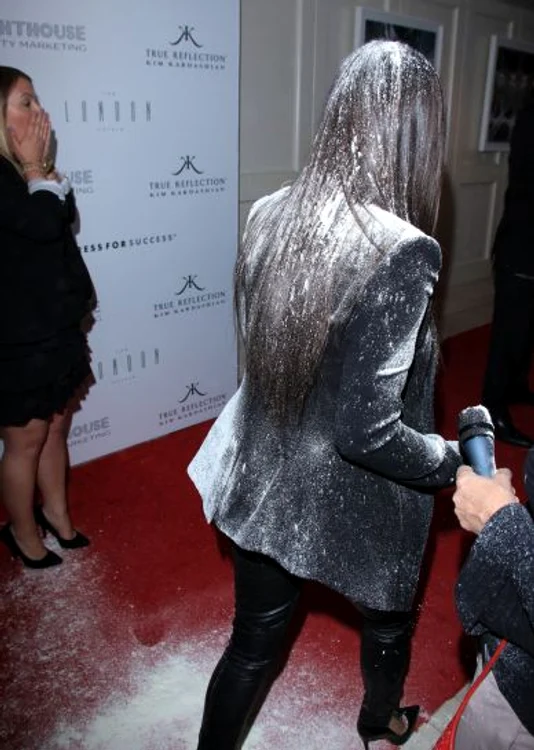 
    Femeia a atacat-o pe Kim cu un kilogram de făină albă (foto:Splash)  