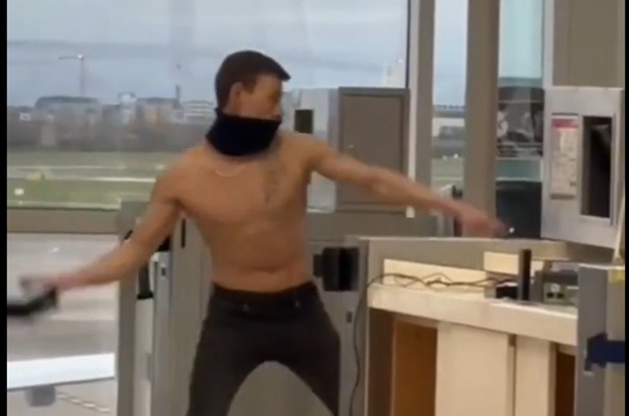 Un bărbat pe jumătate dezbrăcat se dezlănțuie asupra bunurilor din aeroport, după ce a pierdut zborul
