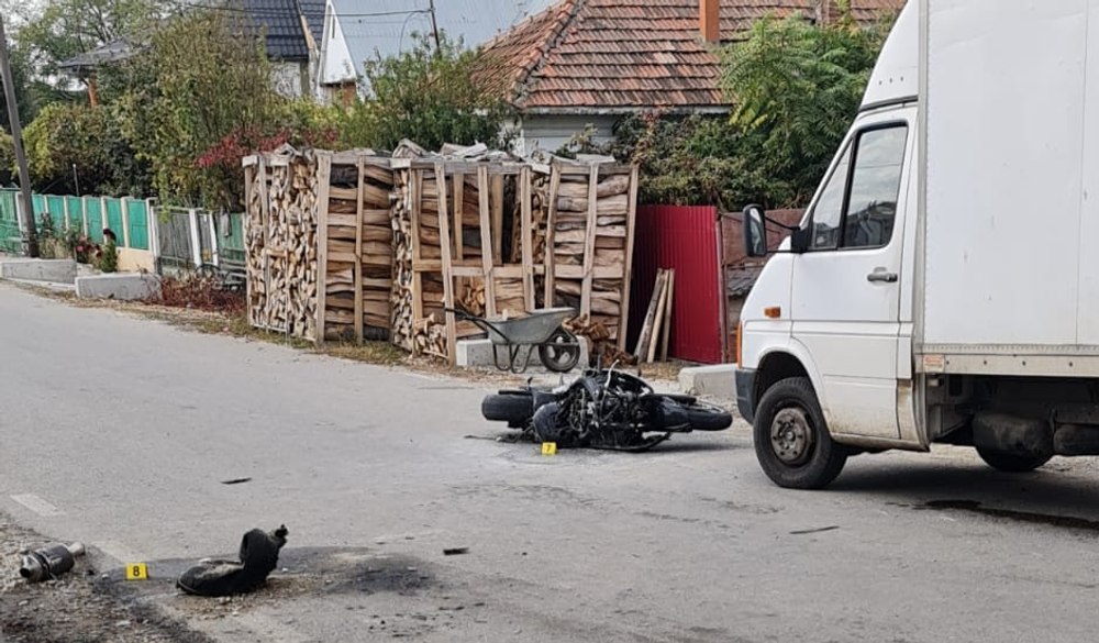 Motociclist ucis de o utilitară pe un drum din Olt. Pasagera lui a fost rănită 