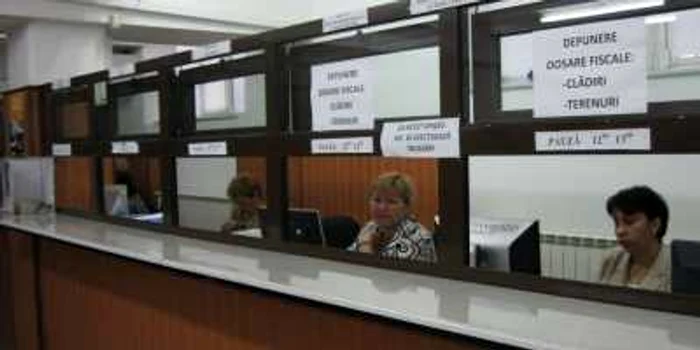 Funcţionarii publici vor fi instruiţi pe bani europeni (Foto Arhivă)