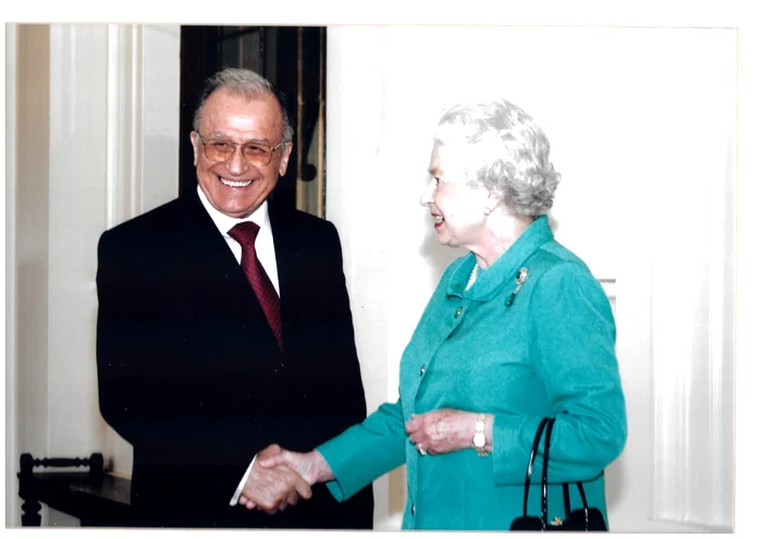 Foto 4. Ion Iliescu și Regina Elisabeta a II-a a Marii Britanii, Palatul Buckingham