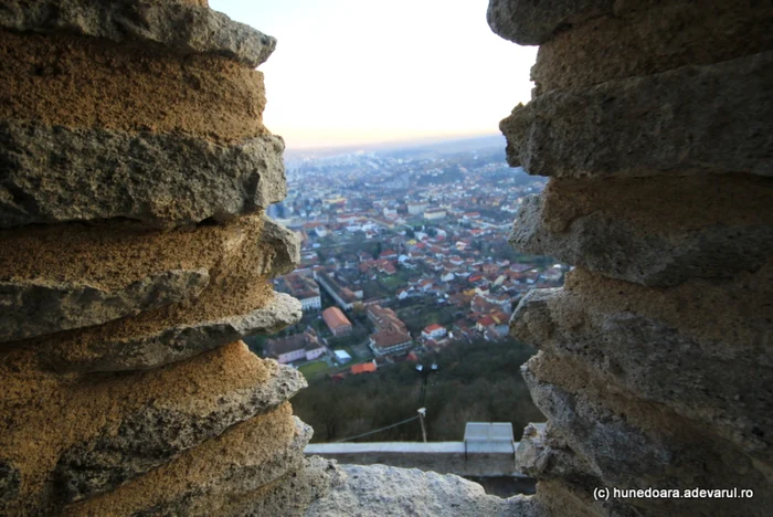 Cetatea Devei este locul din care întreaga panoramă a oraşului poate fi admirată. FOTO: Daniel Guţă.