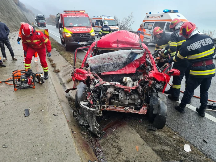 Ambii ocupanți ai mașinii au murit. FOTO ISU Mehedinți