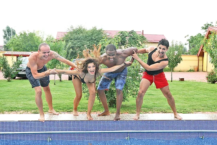 Doi dintre muzicieni locuiesc într-o vilă cu piscină, închiriată. Aici e locul de întâlnire pentru toată trupa. Fac repetiţii, care se transformă apoi în petreceri şi voie bună