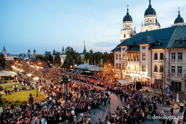 Peste 15.000 de pelerini stau în ploaie la Iași, la moaștele Sfintei Parascheva. Coadă de aproape 4 kilometri