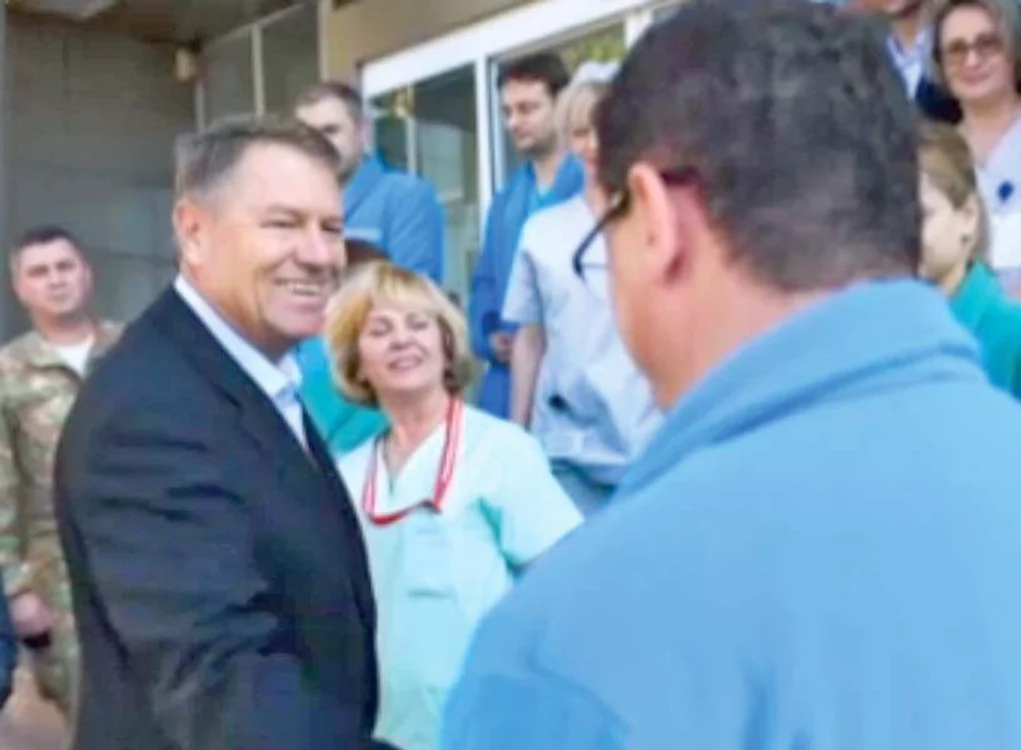Iohannis le mulțumește medicilor, la externarea din spital