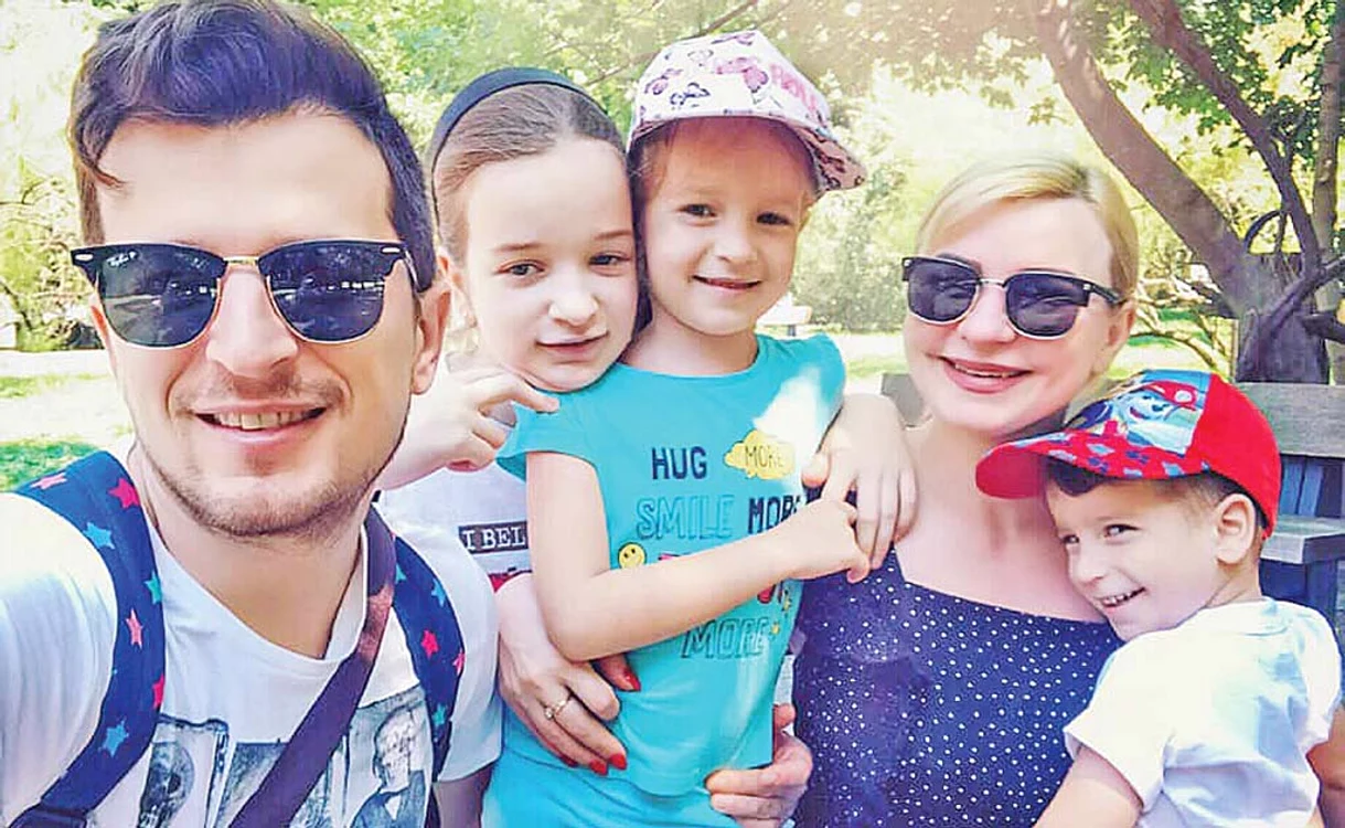 
    Artiştii şi cei trei prichindei ai lor  