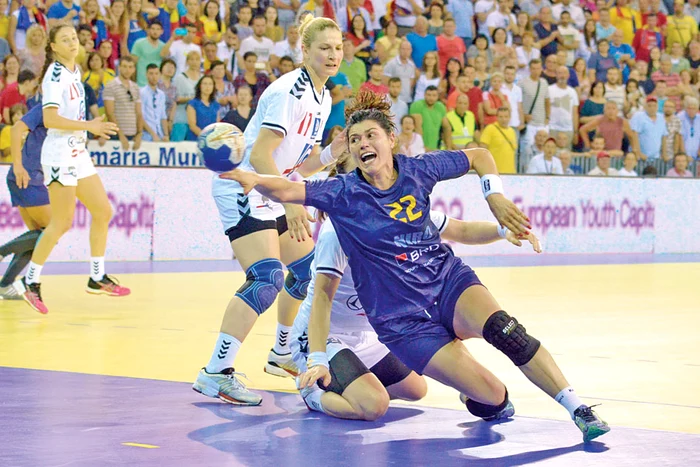 Oana Manea a fost din nou unul din pivoţii cei mai buni ai turneului, dar norvegianca Heidi Loke a fost primaFoto: Mediafax