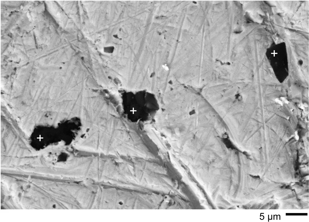 Sub un microscop puternic, cercetătorii au văzut urme de zgârieturi