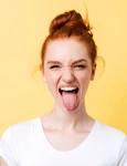 Tanara care scoate limba FOTO Shutterstock 