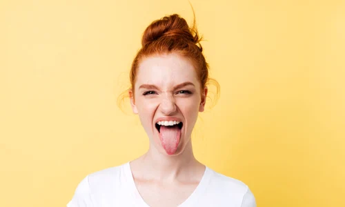 Tanara care scoate limba FOTO Shutterstock 