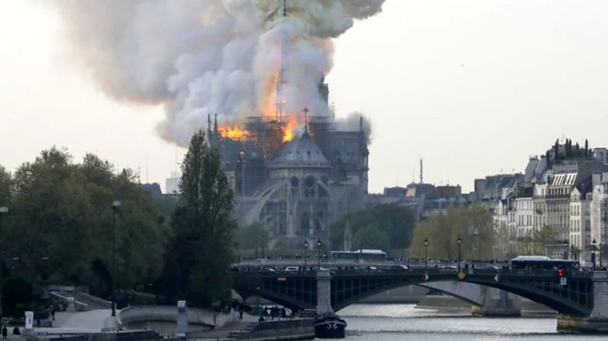 Catedrala Notre Dame din Paris a luat foc  Turla centrală s a prăbușit jpeg