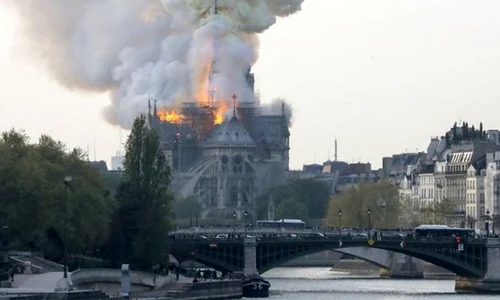Catedrala Notre Dame din Paris a luat foc  Turla centrală s a prăbușit jpeg