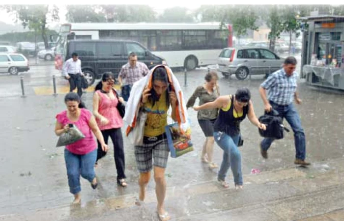 
    Azi şi mâine nu ieşiţi  din casă fără umbrelă  