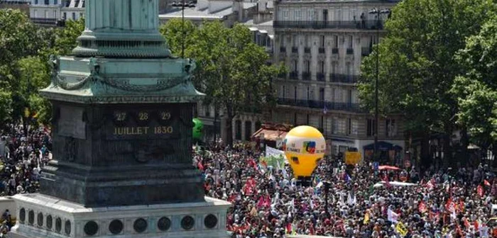 Manifestanţi adunaţi în Piaţa Bastiliei FOTO AFP