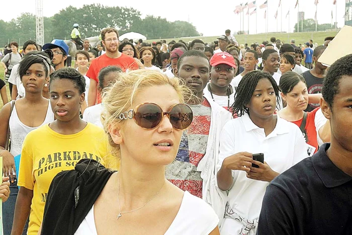 Noaptea, luminile te  fascinau. Amalia s-a  îndrăgostit de acest oraş