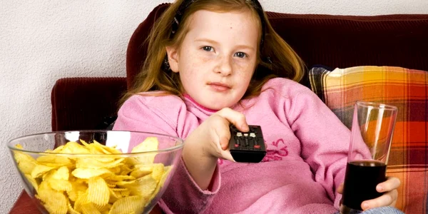 Copil chipsuri si cola Shutterstock