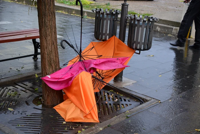 Umbrele colorate distruse de vijelie FOTO: Costel Pătrășcan