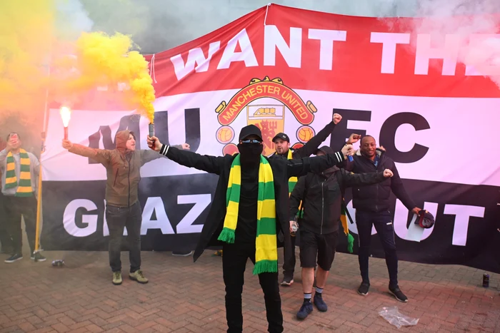 
    Fanii au ales ca simbol al protestului împotriva familiei Glazer culorile galben și verde, cele de la fondarea clubului Manchester UnitedFoto: Guliver / GettyImages  