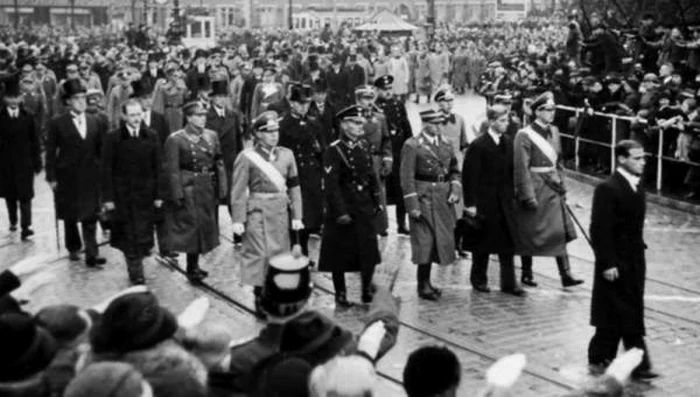 În mulţime, bărbaţii executau salutul nazist. Prinţul Philip (dreapta, rândul 2, în negru)