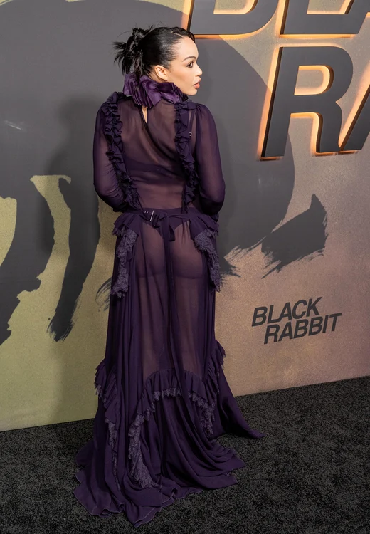 Cleopatra Coleman a făcut furori într-o rochie Alexander McQueen