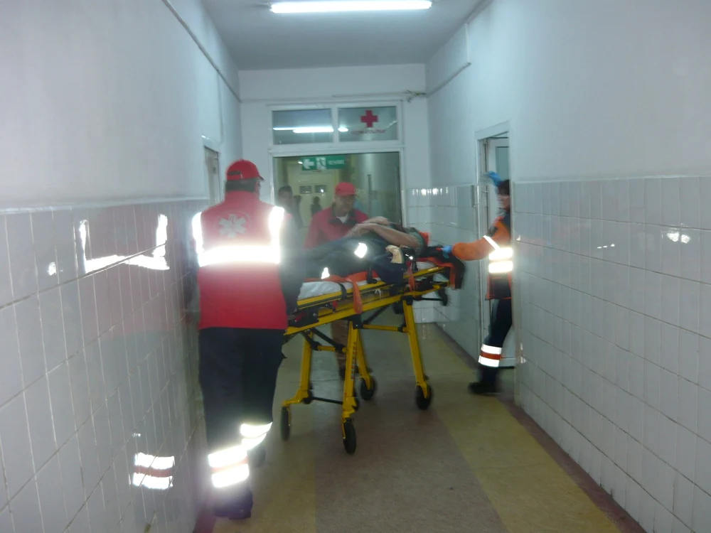 Bărbatul a ajuns la Urgenţe FOTO Adevărul