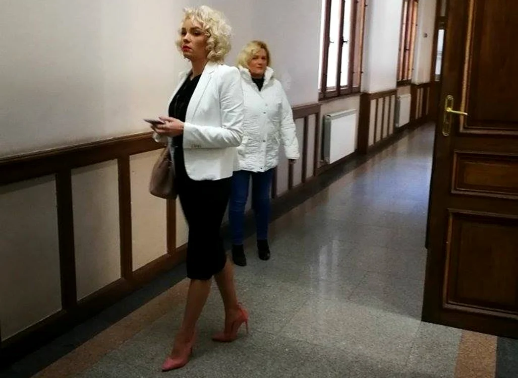 
    Maria Constantin a zăbovit câteva minute pe holurile judecătorieiFoto: Click!  