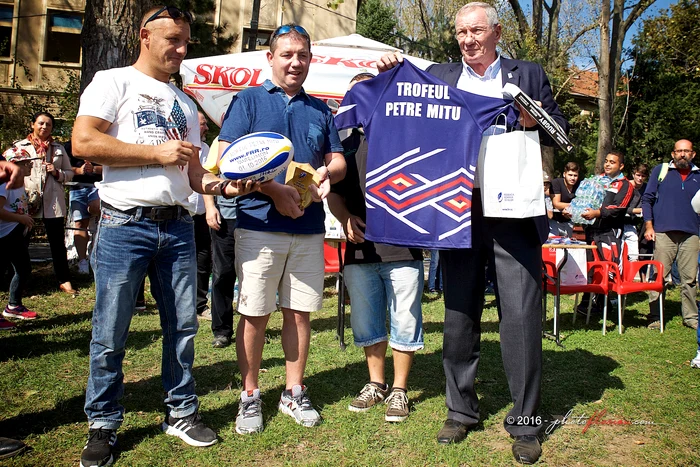 
    Copiii s-au luptat pentru trofeul ”Petre Mitu”  