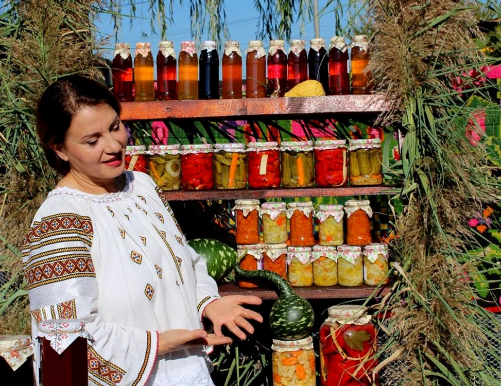 Nicoleta Ene şi preparatele care fac senzaţie la Zilele Recoltei de la Râmnicu Vâlcea, Foto: Arhiva personală
