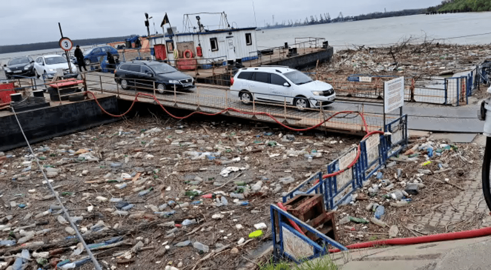 VIDEO Dunărea, transformată în pubela cu gunoi a României. Deșeurile afectează circulația bacurilor la Galați 