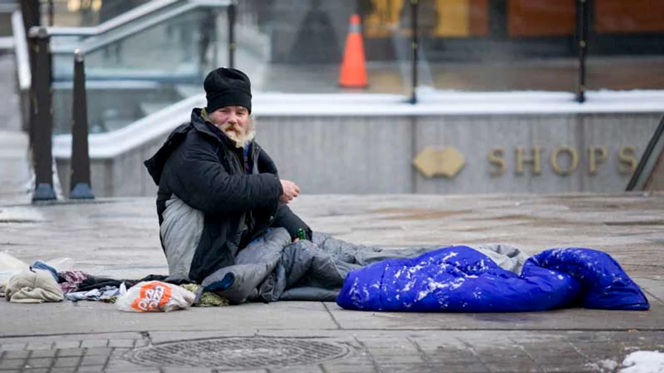 
    Cerșetorul acesta este extrem de generos. Deși a găsit o valiză cu bani, a donat-o. El nu vrea bani din cer, ci un job!foto: cdn.agilitycms.com  