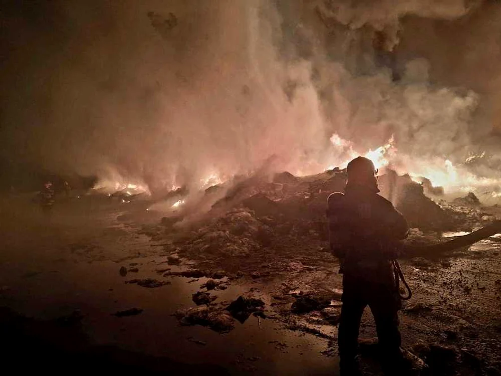 Incendiul a cuprins aproximativ 5.000 de metri pătrați din curtea depozitului. FOTO: ISU Giurgiu