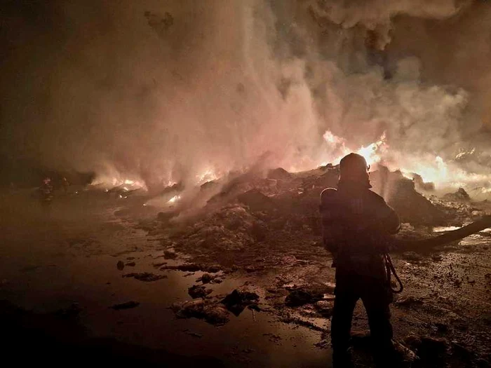 Incendiul a cuprins aproximativ 5.000 de metri pătrați din curtea depozitului. FOTO: ISU Giurgiu