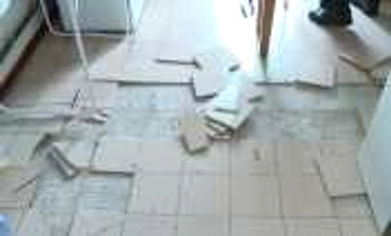 Unui profesor i-a explodat gresia din bucătărie