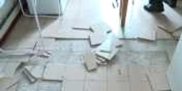 Unui profesor i-a explodat gresia din bucătărie