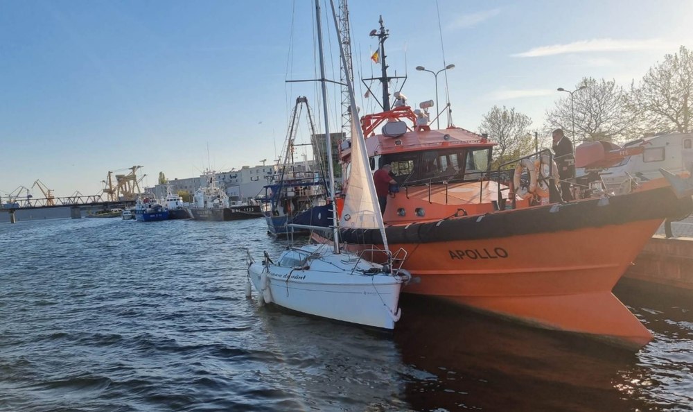 Un velier cu şase persoane la bord, aflat în dificultate în Marea Neagră