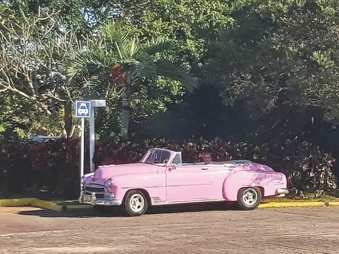 Mașinile colorate, de epocă, iau ochii turiștilor, dar ascund penuria de benzină și piese de schimb