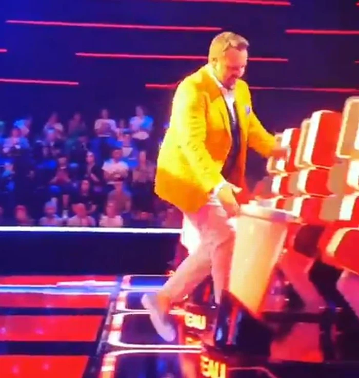 
    Horia Brenciu face spectacol la audiţiile pe nevăzute care au început la Vocea Românieifoto: captură video Instagram  