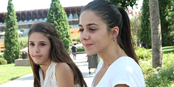 Cele două surori, Sabrina Novenschi (16 ani) şi Alex (14 ani)