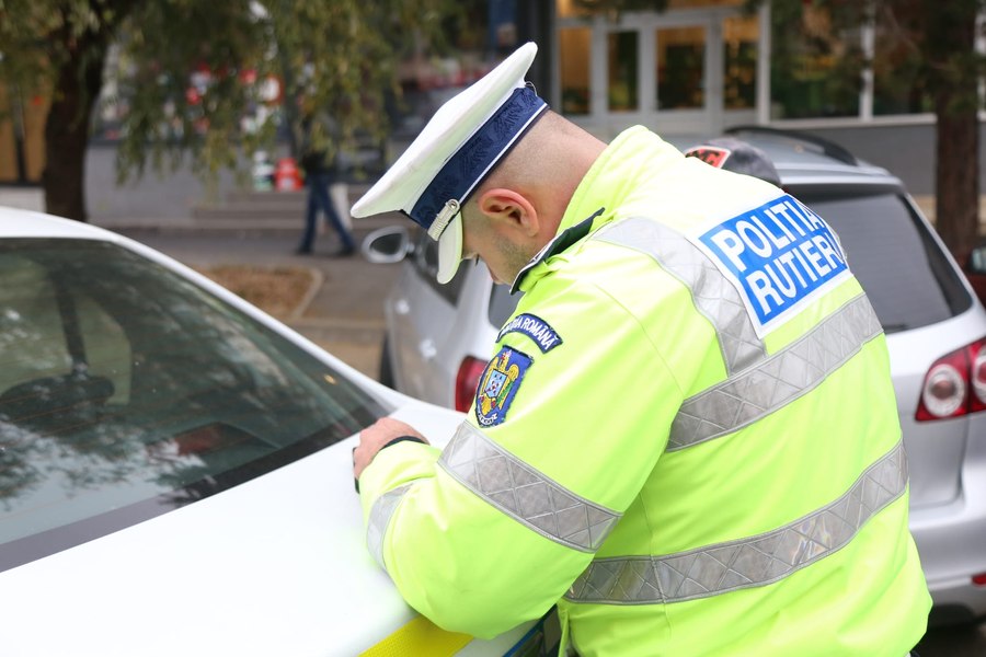 Greșeala unui polițist care l-a scăpat de răspundere pe un șofer teribilist. A depășit mașina Poliției fără să semnalizeze