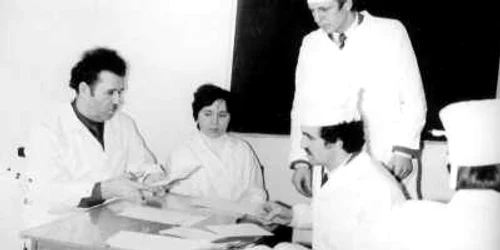 Studenţii anului IV susţin examenul la medicina socială şi managementul sanitar la profesorul universitar N. Testemiţanu (1980)