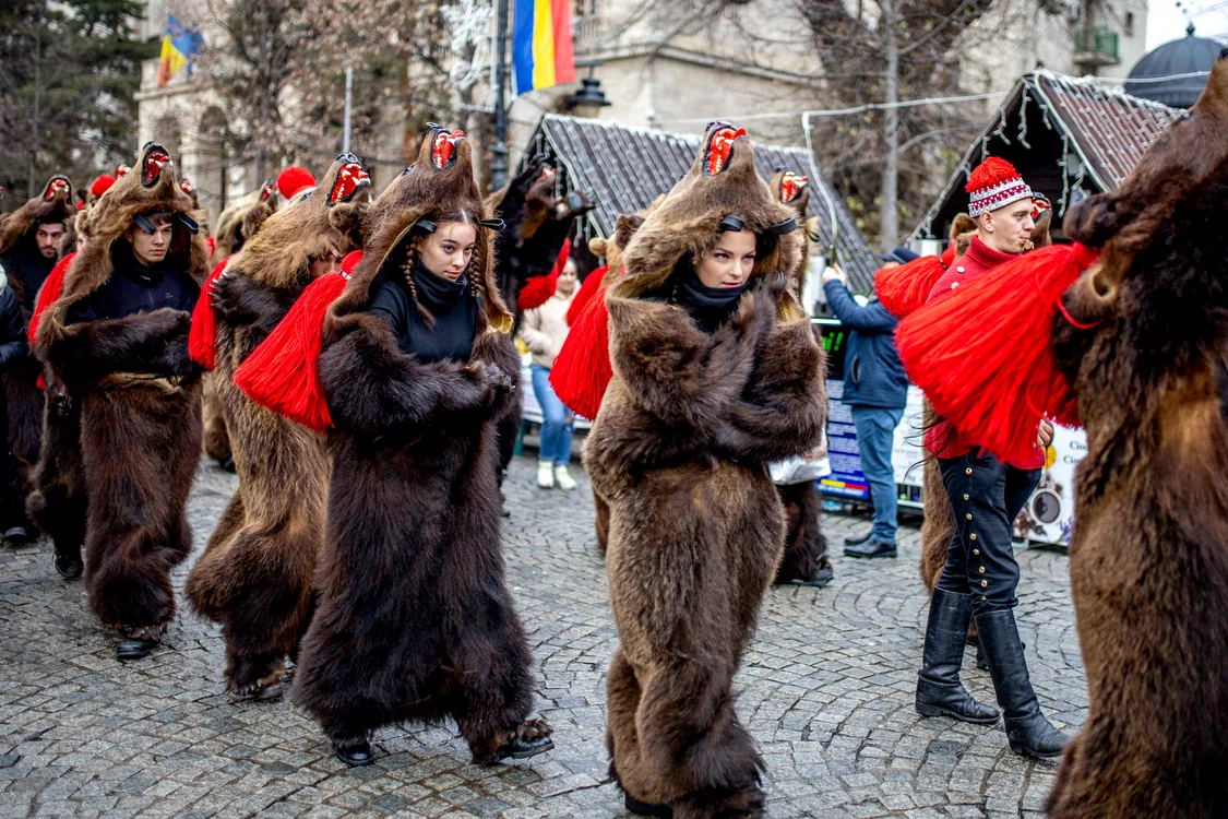 Umblatul cu ursul, obicei întâlnit doar în Moldova FOTO Inquam / Casian Mitu 