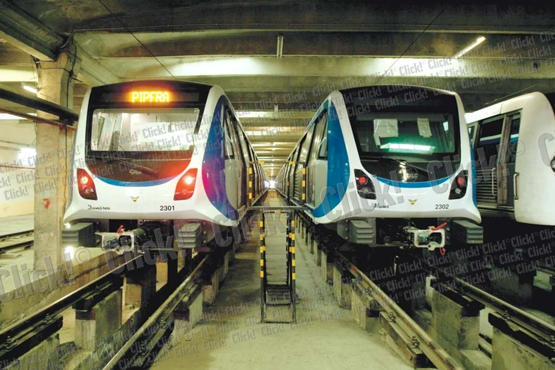 Noile metrouri au  bare pe mijloc  de care se pot  ţine călătorii (Fotografii: Dorin Constanda)