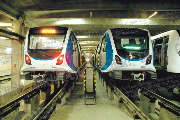 Noile metrouri au  bare pe mijloc  de care se pot  ţine călătorii (Fotografii: Dorin Constanda)