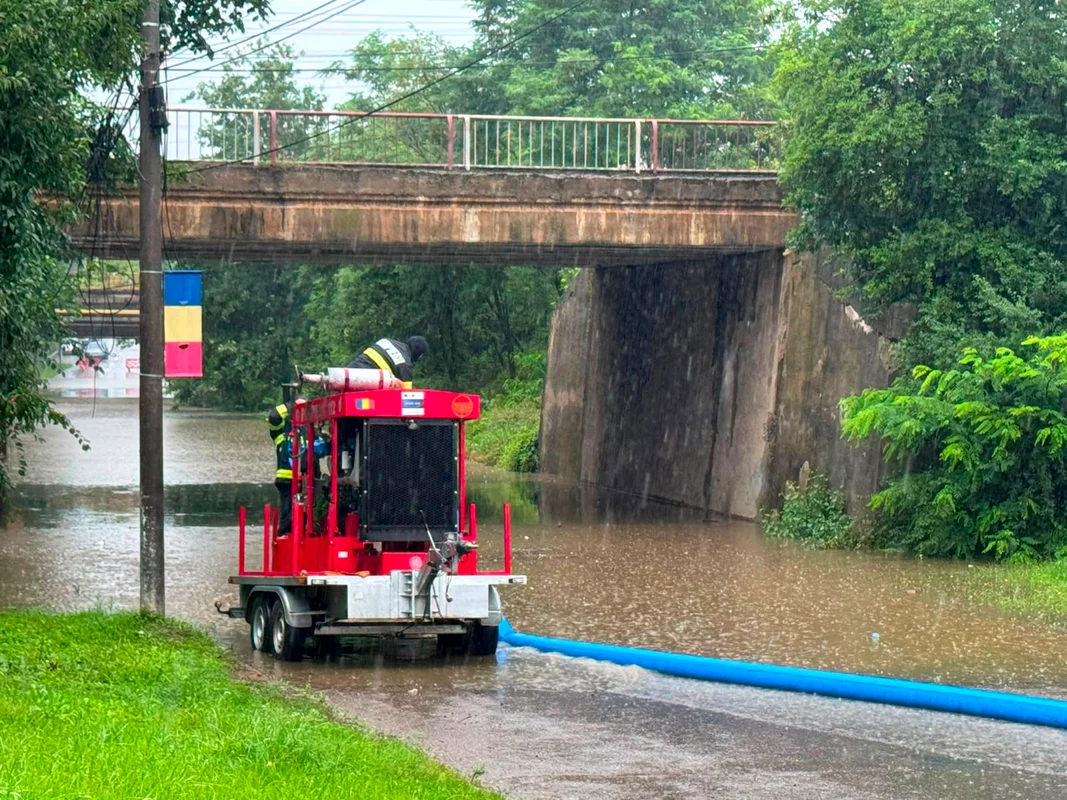Autoritățile intervin cu mai multe vehicule/sursă foto: ISUJ Prahova