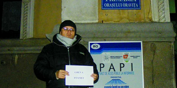 Interlopul sârb a stat în greva foamei opt zile, în faţa Primăriei Oraviţa. Foto: Oana Bejenariu