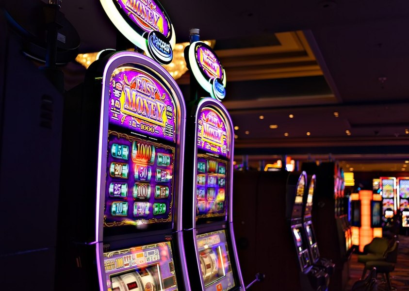 Bărbat reţinut după ce ar fi furat 43.000 de lei dintr-o sală de jocuri. Cum a fugit cu banii colectaţi de la aparatele slot machine 