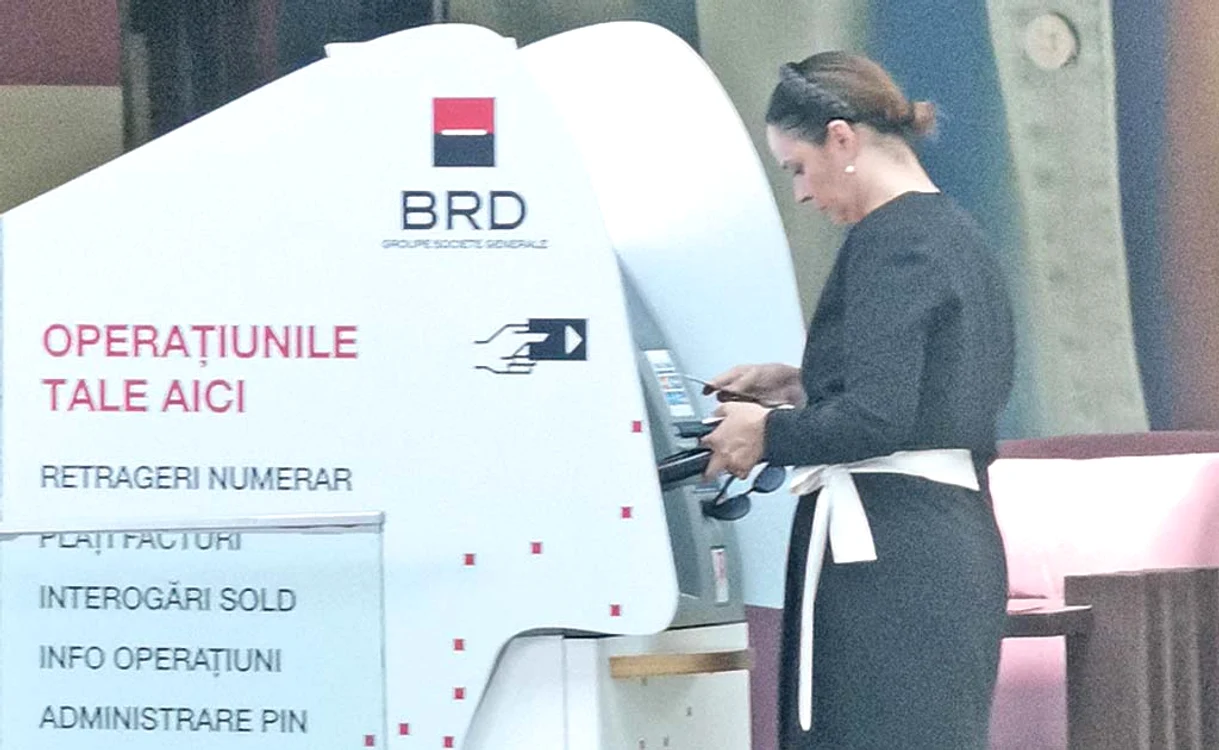 Andreea Marin a scos bani de la bancomat, apoi a dat iama în magazine
